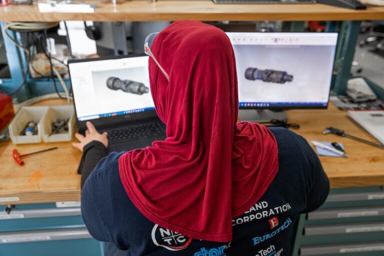 Woman in a headscarf working on a computer
